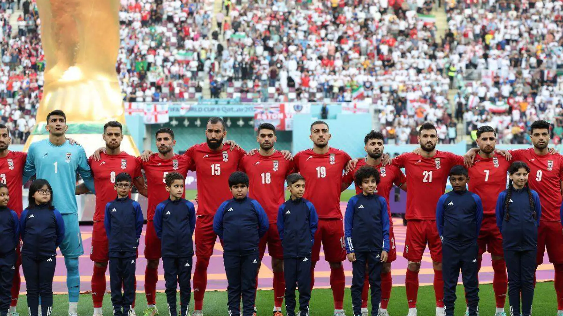 Jugadores de Irán guardan silencio en su himno en protesta por represión a manifestaciones